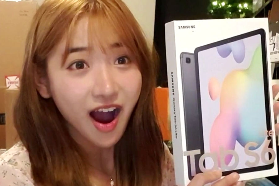 Jinny Receives A Brand-New Tablet