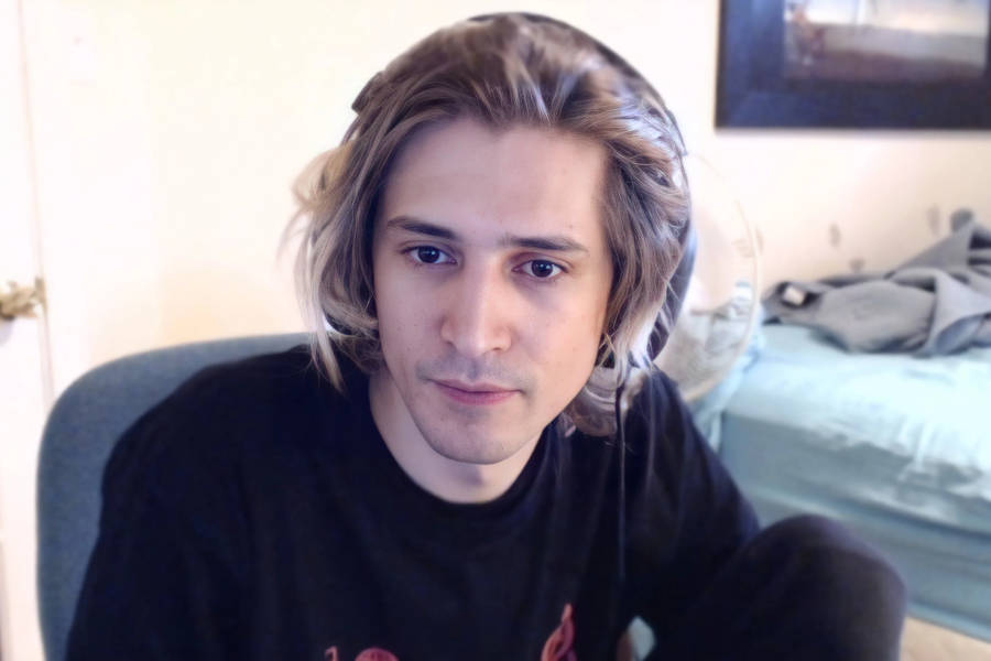 xQc Speaks Out About Demonetizing Amouranth